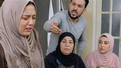 ألقى زوجي كوب الشاي في وجهي أثناء الإفطار… فقط لأنني رفضت إعطاء أختِه بطاقة راتبي